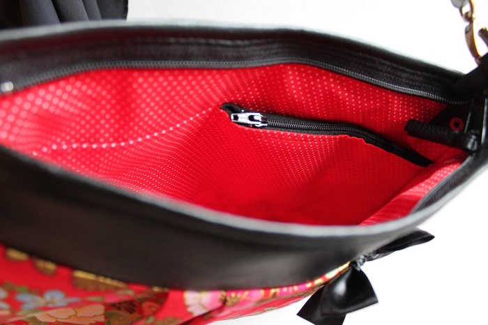 Crossbody shoulder bag - zipper closure - Kanako red - black faux leather